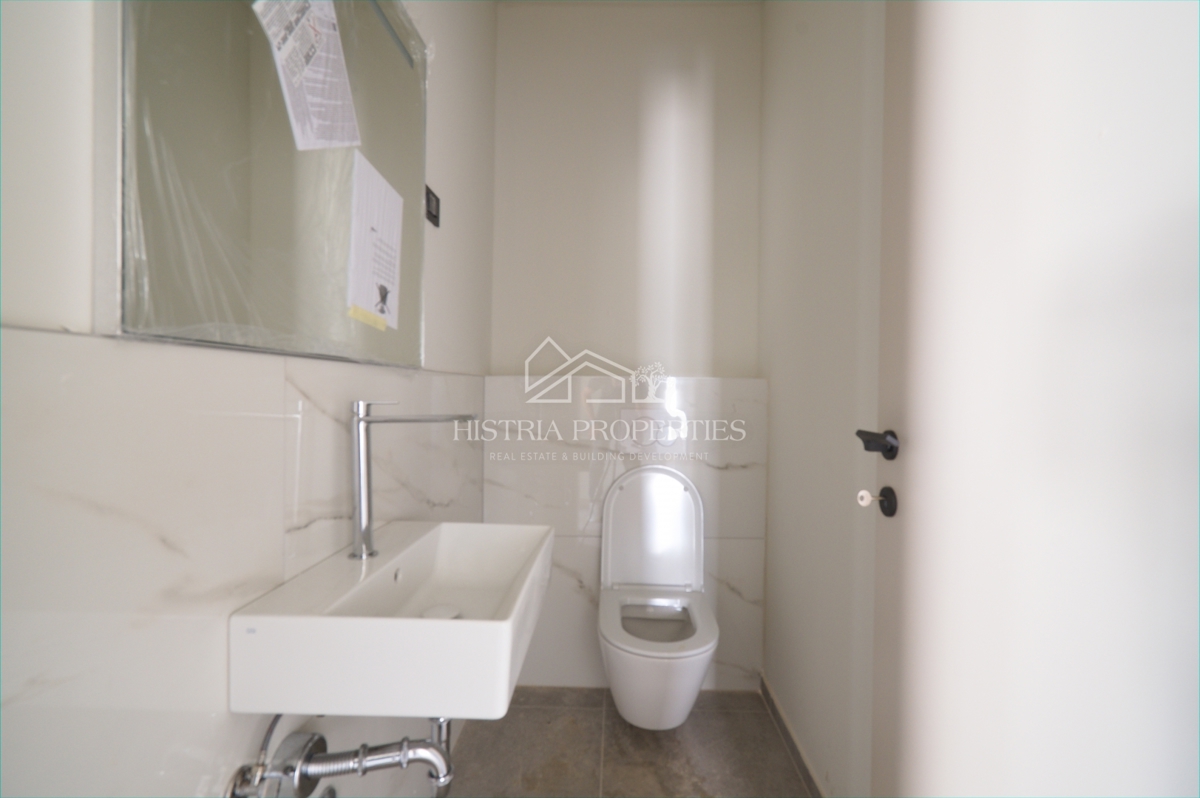 Moderno stanovanje v ločeni enoti s strešno teraso, zasebnim ločenim vhodom in kletjo