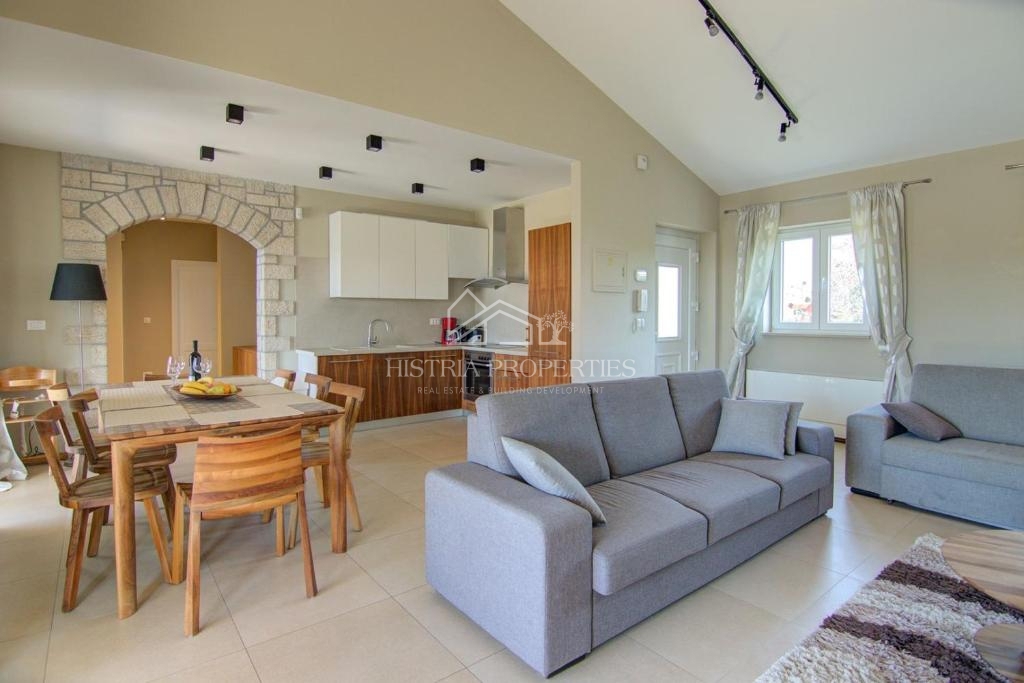 Popolnoma opremljena hiša z bazenom in uveljavljeno turistično ponudbo