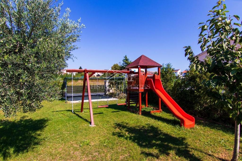 Popolnoma opremljena hiša z bazenom in uveljavljeno turistično ponudbo