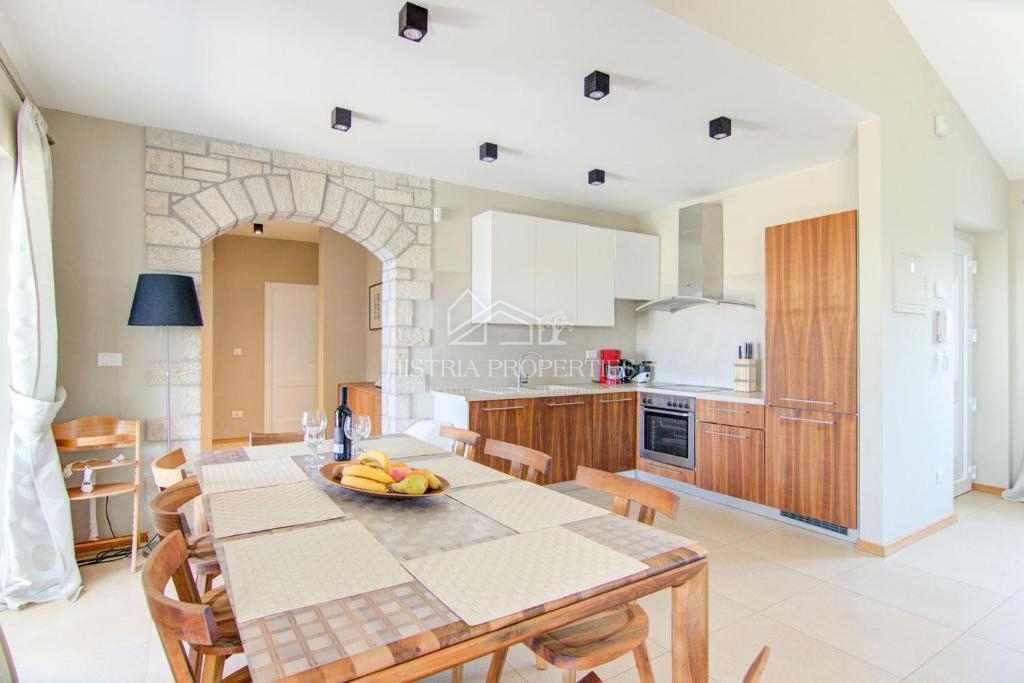 Popolnoma opremljena hiša z bazenom in uveljavljeno turistično ponudbo