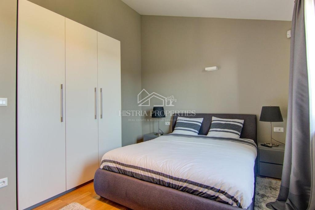 Popolnoma opremljena hiša z bazenom in uveljavljeno turistično ponudbo