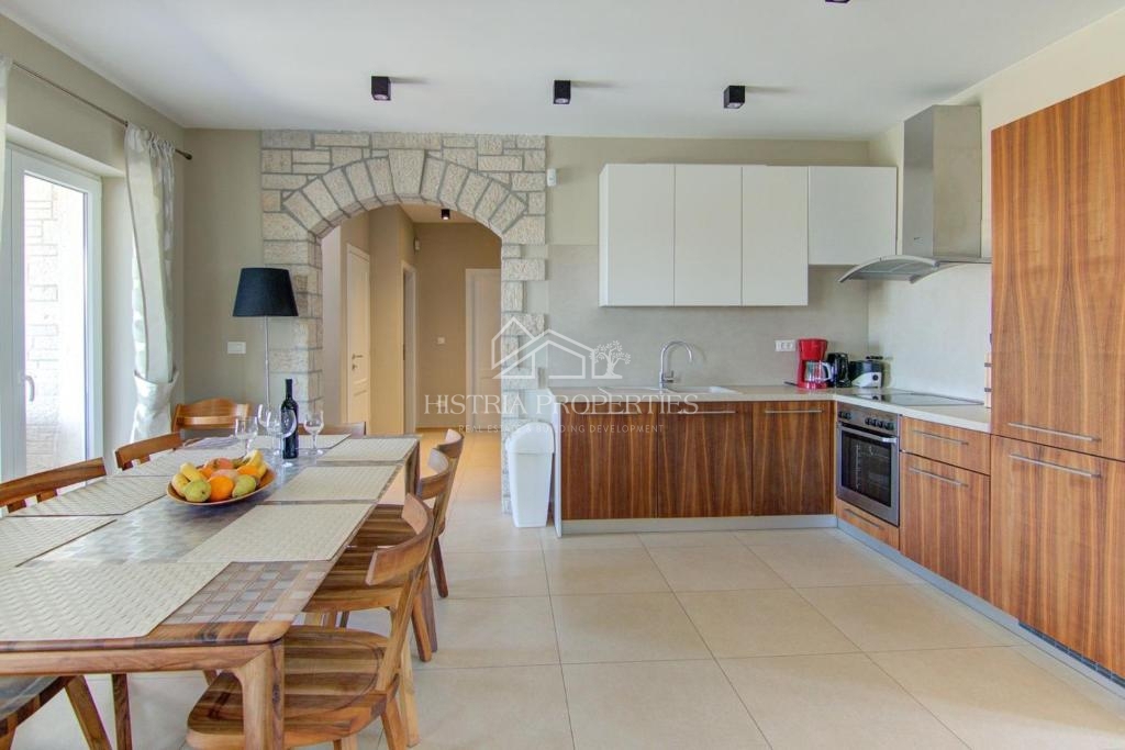 Popolnoma opremljena hiša z bazenom in uveljavljeno turistično ponudbo