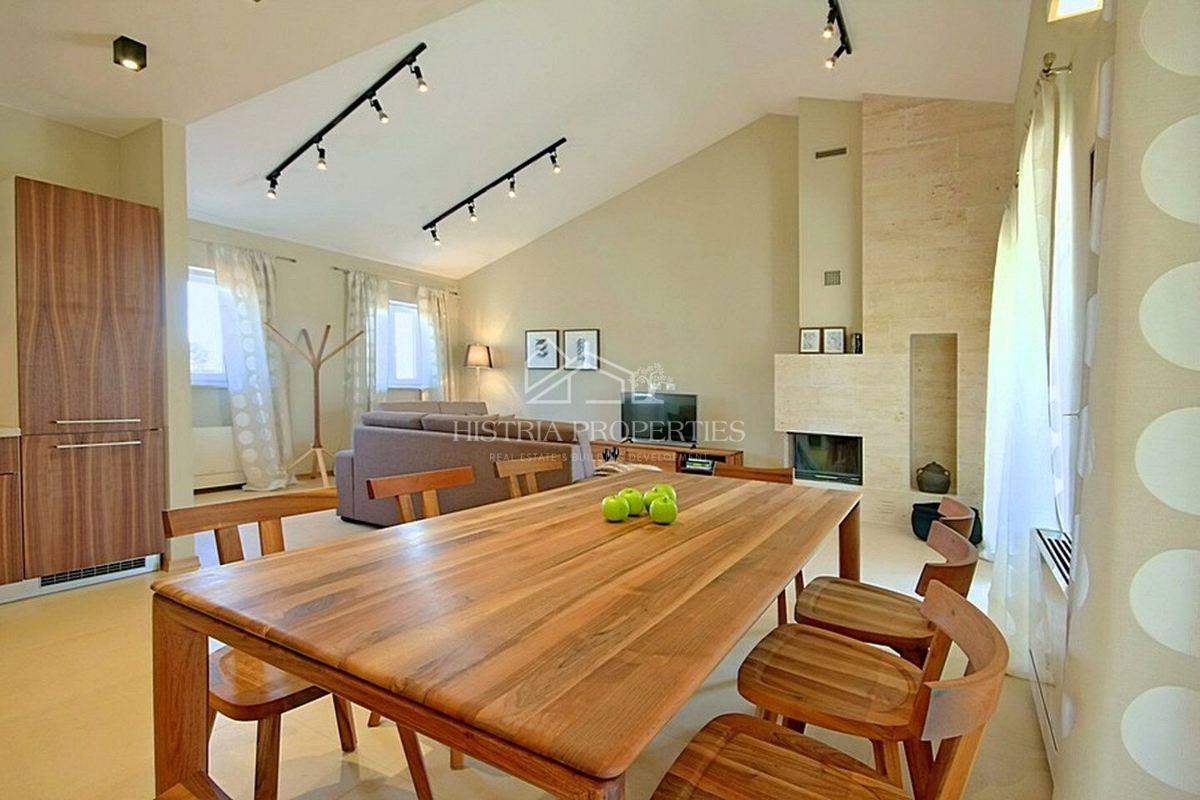 Popolnoma opremljena hiša z bazenom in uveljavljeno turistično ponudbo