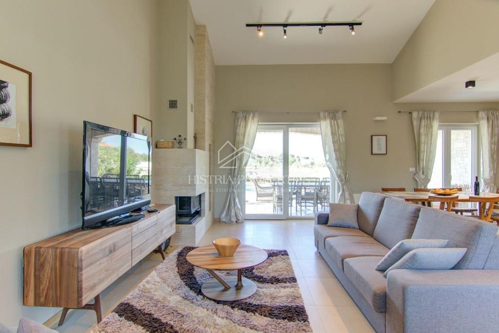 Popolnoma opremljena hiša z bazenom in uveljavljeno turistično ponudbo