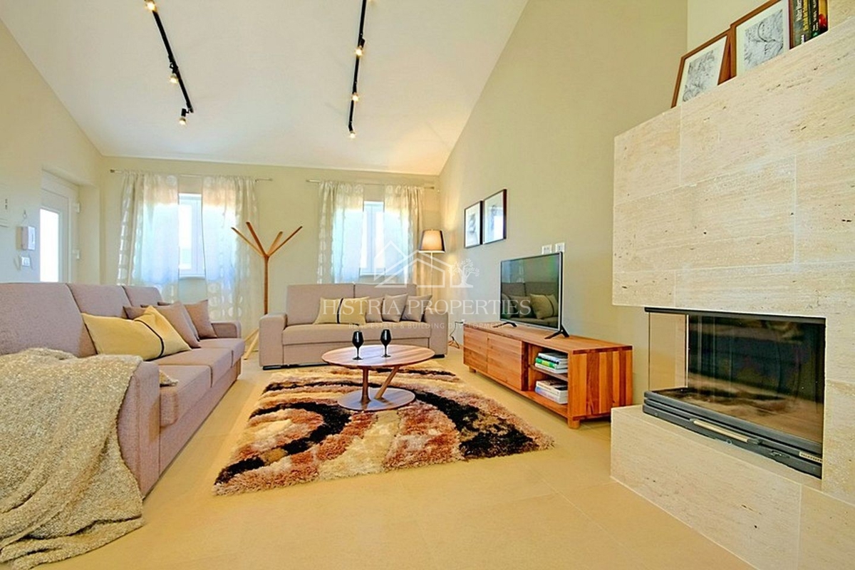 Popolnoma opremljena hiša z bazenom in uveljavljeno turistično ponudbo