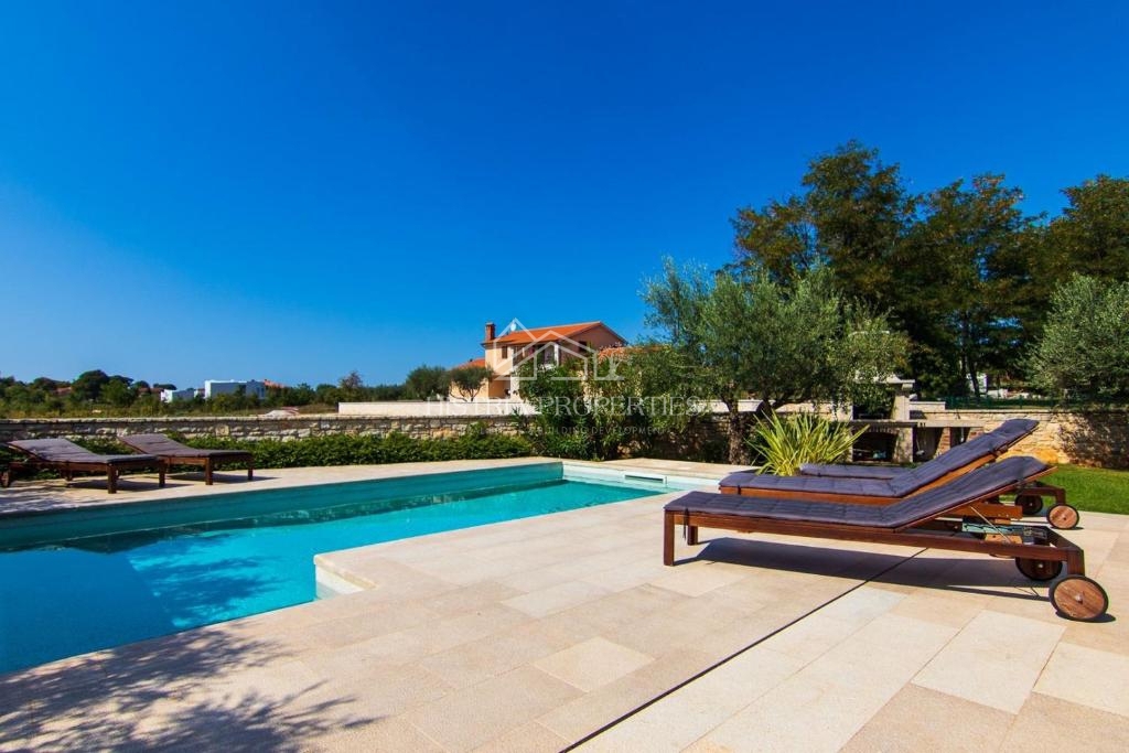 Popolnoma opremljena hiša z bazenom in uveljavljeno turistično ponudbo