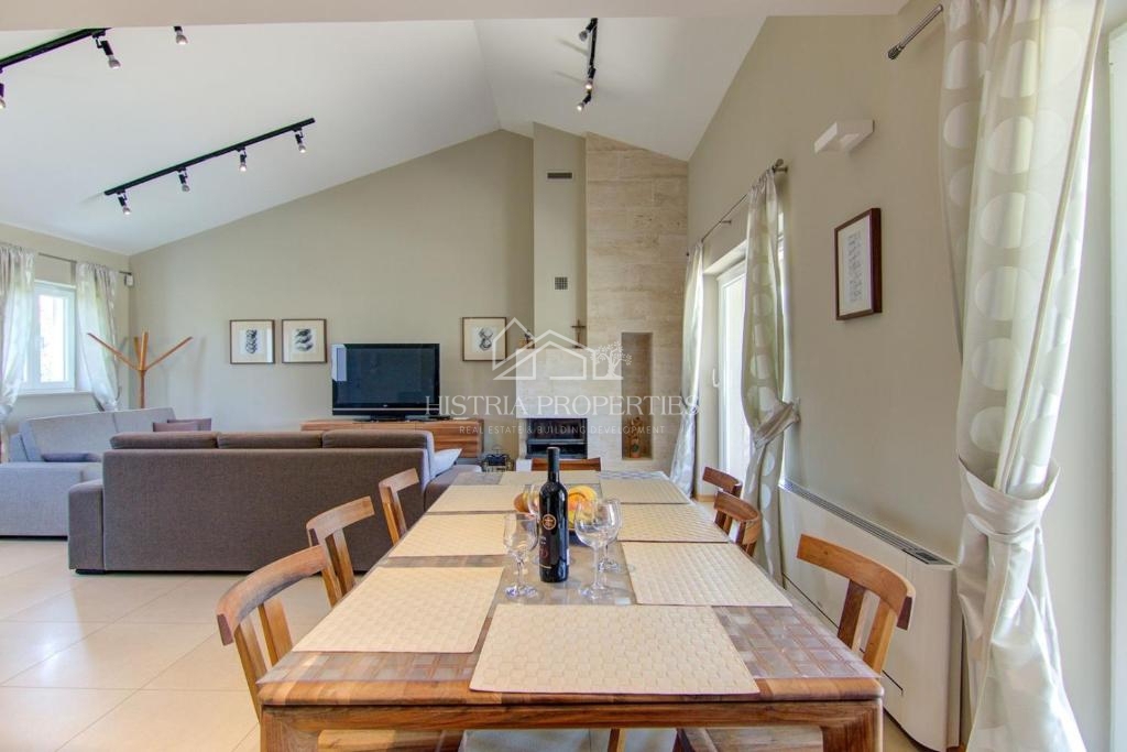 Popolnoma opremljena hiša z bazenom in uveljavljeno turistično ponudbo