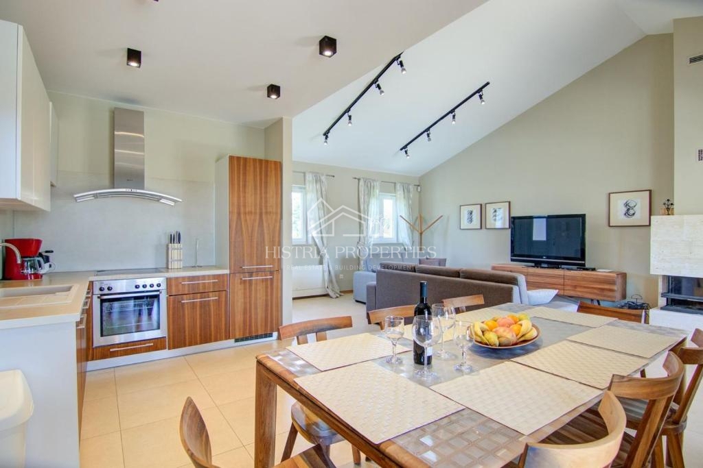 Popolnoma opremljena hiša z bazenom in uveljavljeno turistično ponudbo