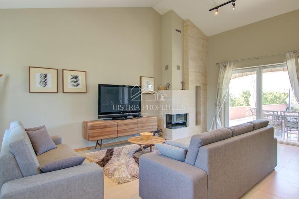 Popolnoma opremljena hiša z bazenom in uveljavljeno turistično ponudbo