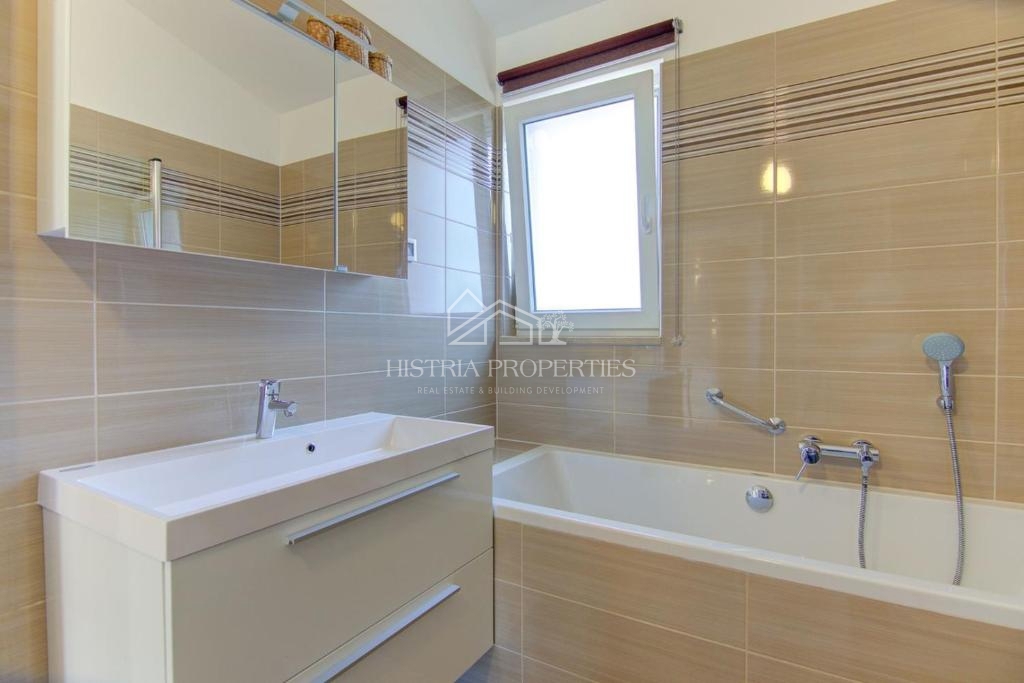 Popolnoma opremljena hiša z bazenom in uveljavljeno turistično ponudbo