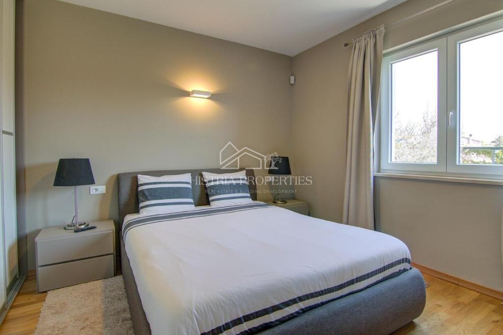 Popolnoma opremljena hiša z bazenom in uveljavljeno turistično ponudbo