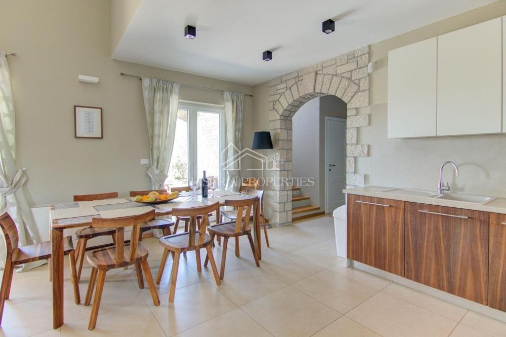 Popolnoma opremljena hiša z bazenom in uveljavljeno turistično ponudbo