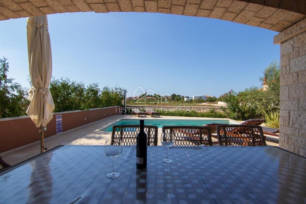 Popolnoma opremljena hiša z bazenom in uveljavljeno turistično ponudbo