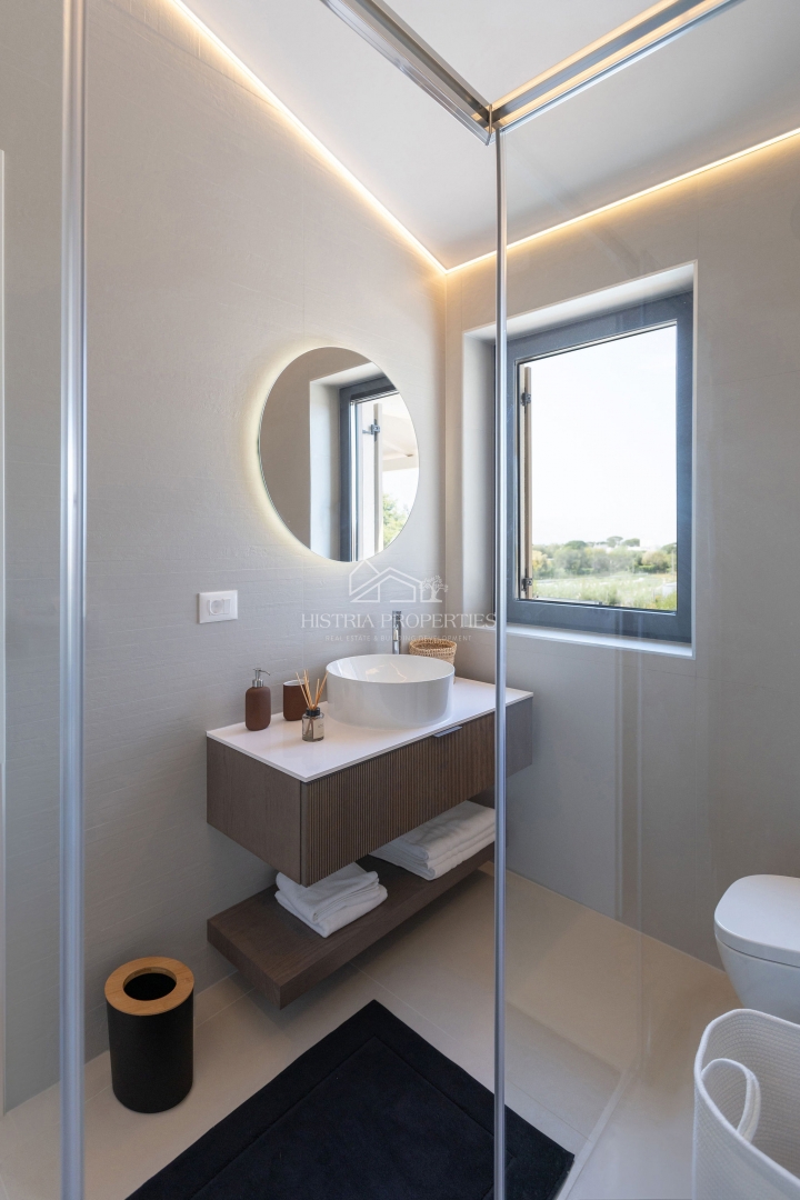 Dizajnerska vila v istrskem slogu, popolnoma in bogato opremljena