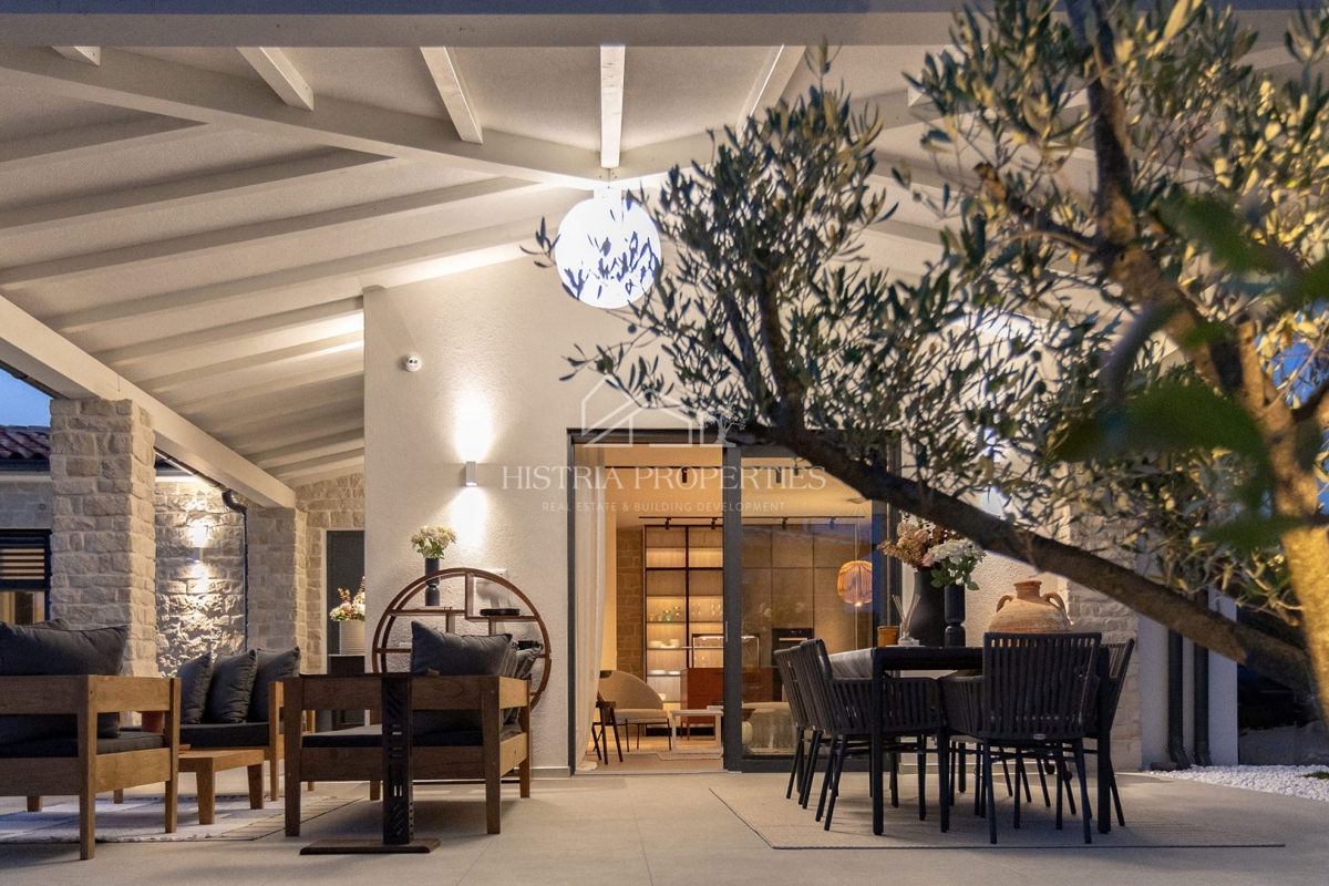 Dizajnerska vila v istrskem slogu, popolnoma in bogato opremljena