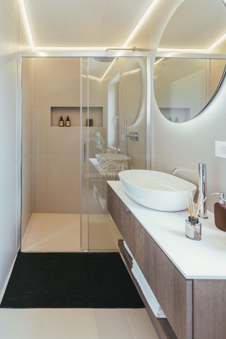 Dizajnerska vila v istrskem slogu, popolnoma in bogato opremljena