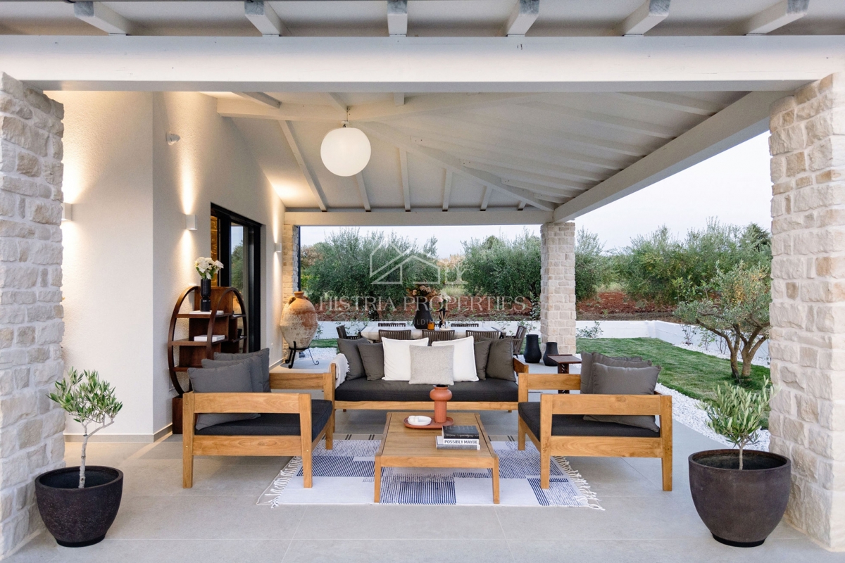 Dizajnerska vila v istrskem slogu, popolnoma in bogato opremljena