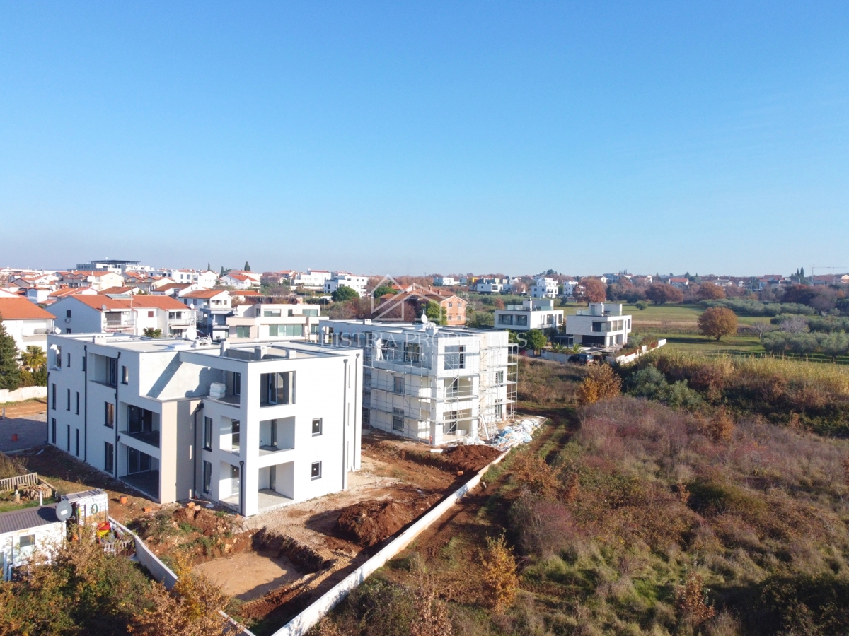 Apartma s teraso v novi stavbi na atraktivni lokaciji 900m od plaže