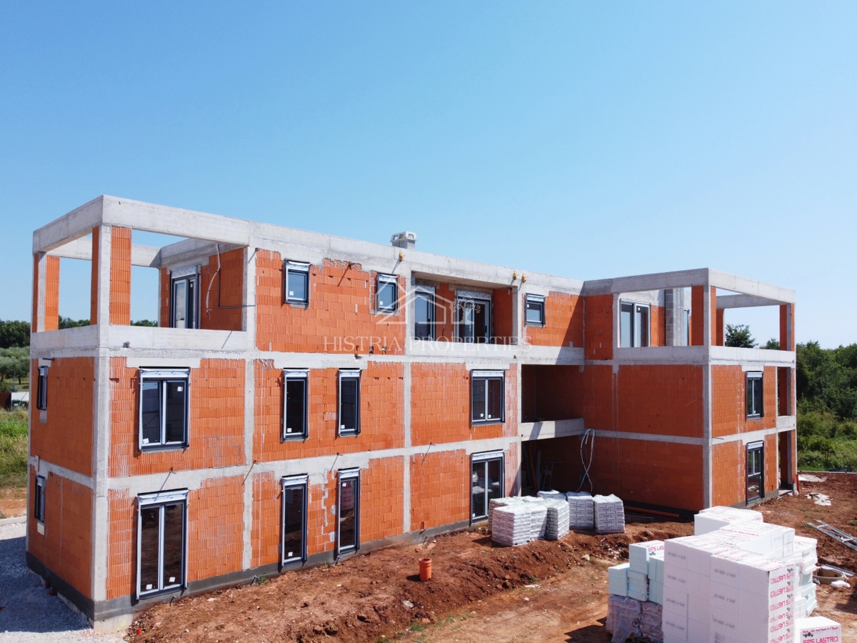 Apartma s teraso v novi stavbi na atraktivni lokaciji 900m od plaže