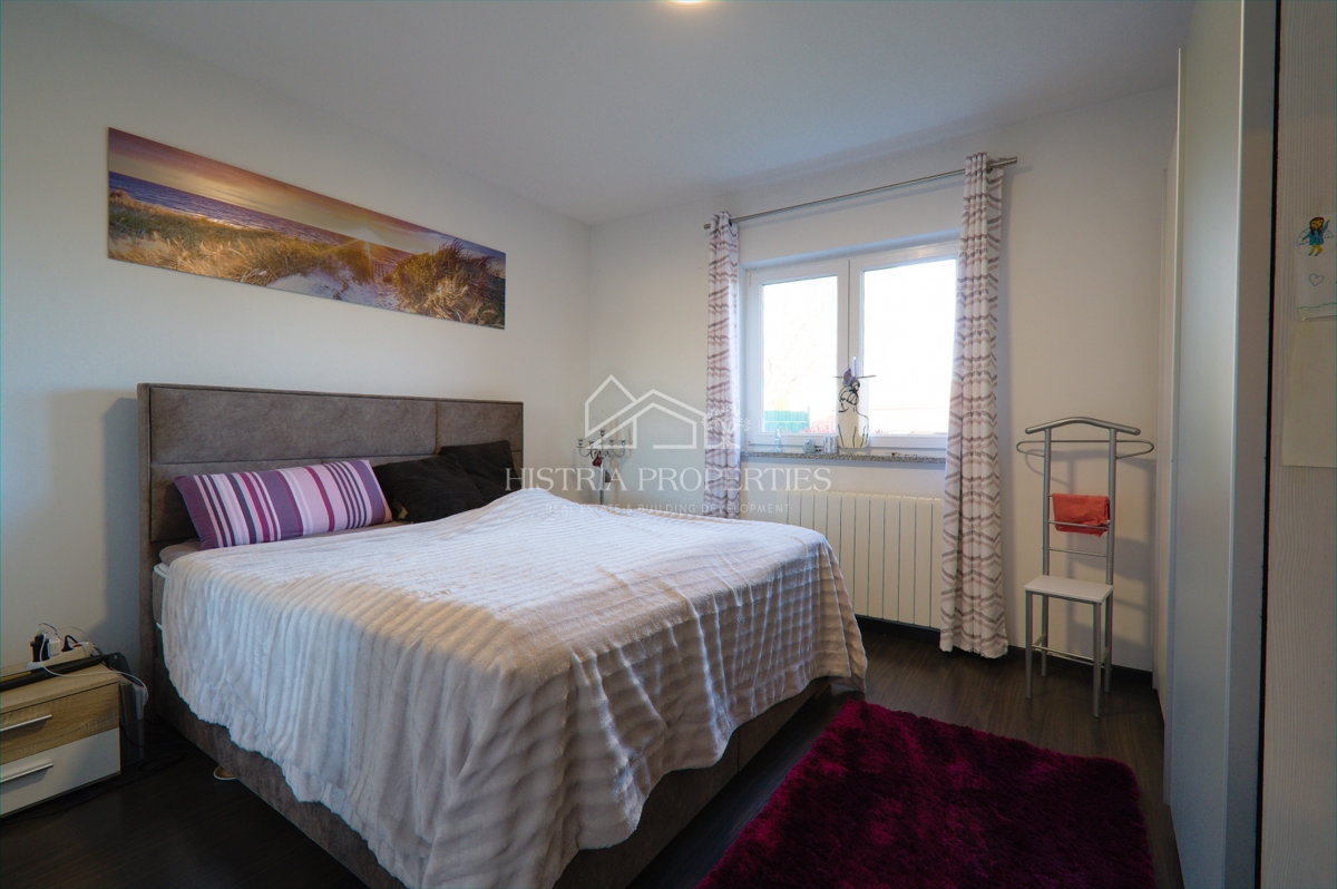 Idilična lokacija za popolne počitnice z ogrevanim bazenom in popolnoma opremljeno hišo na prostorni parceli