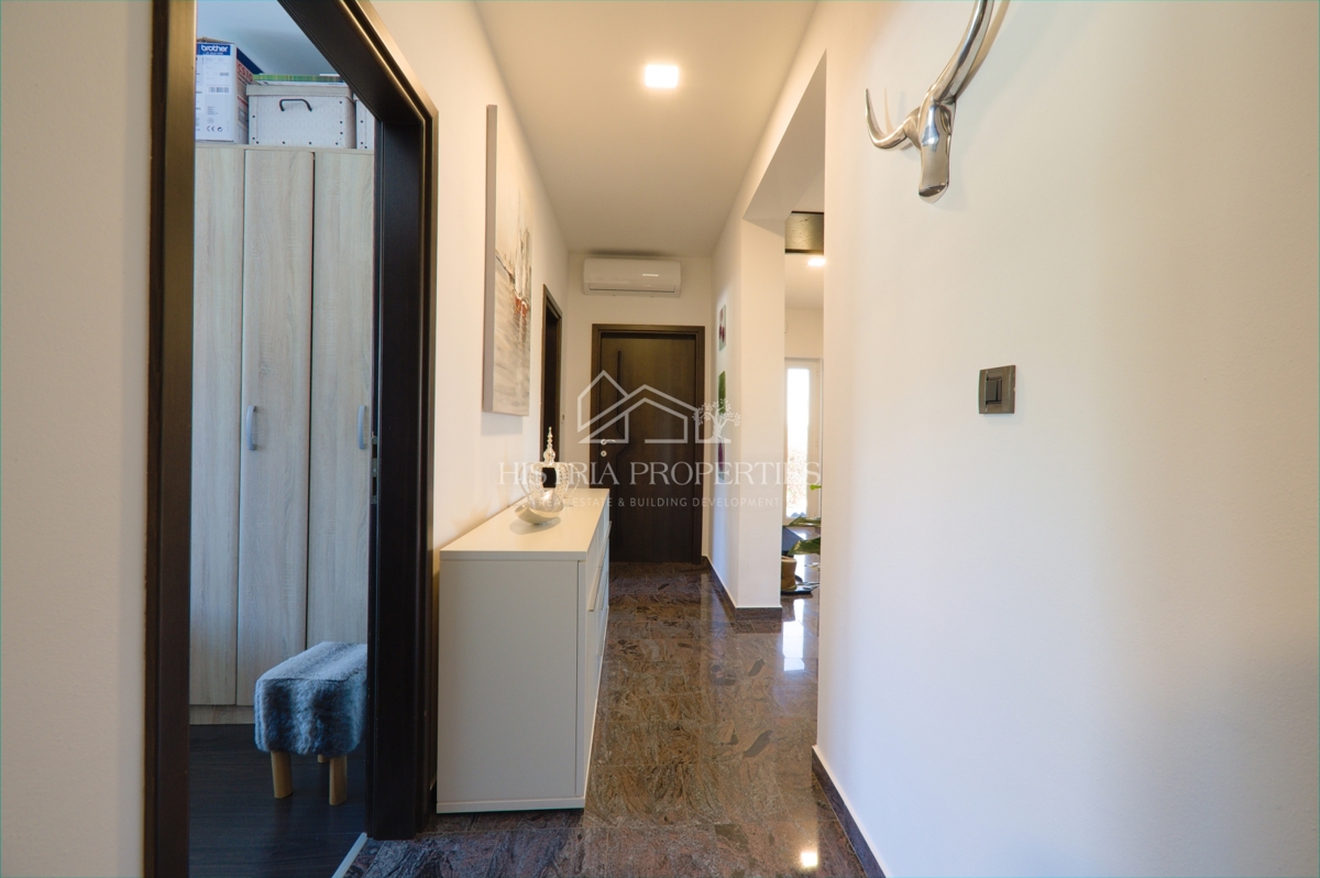 Idilična lokacija za popolne počitnice z ogrevanim bazenom in popolnoma opremljeno hišo na prostorni parceli