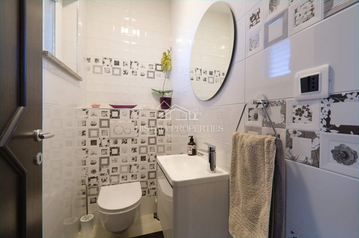 Idilična lokacija za popolne počitnice z ogrevanim bazenom in popolnoma opremljeno hišo na prostorni parceli