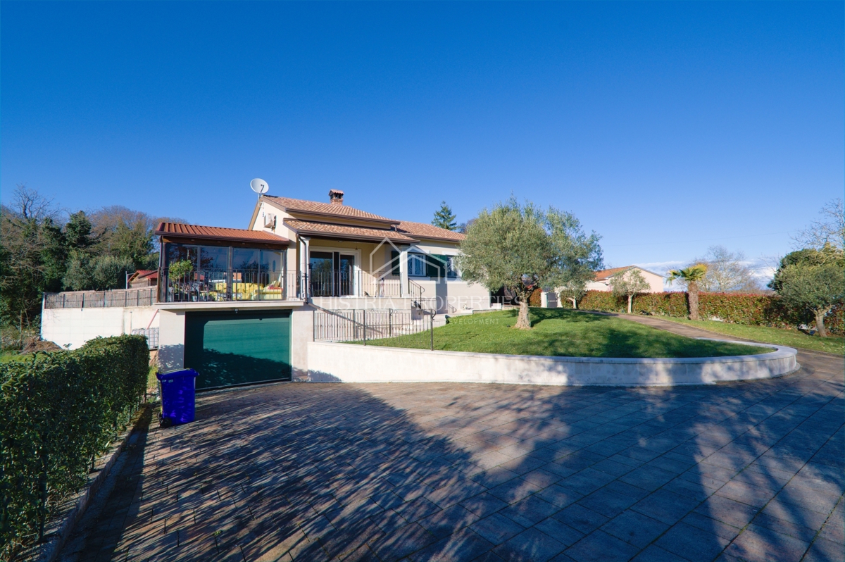 Idilična lokacija za popolne počitnice z ogrevanim bazenom in popolnoma opremljeno hišo na prostorni parceli