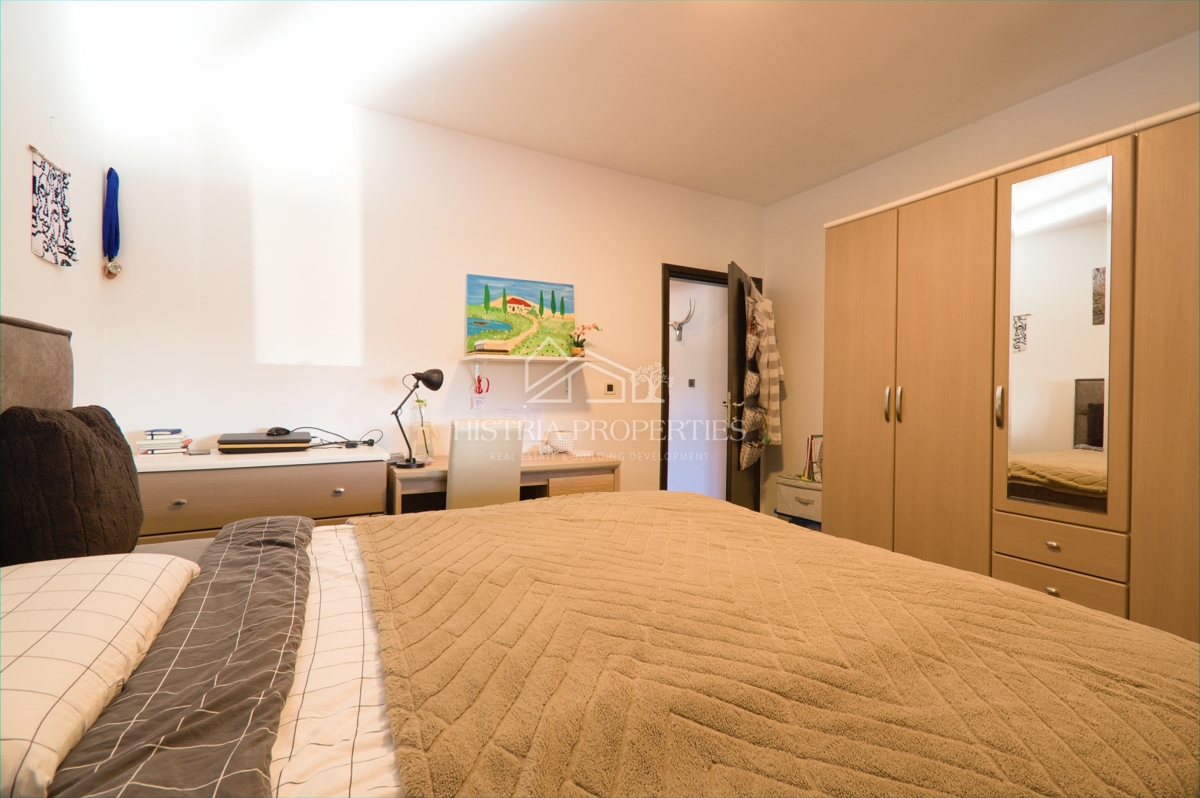 Idilična lokacija za popolne počitnice z ogrevanim bazenom in popolnoma opremljeno hišo na prostorni parceli