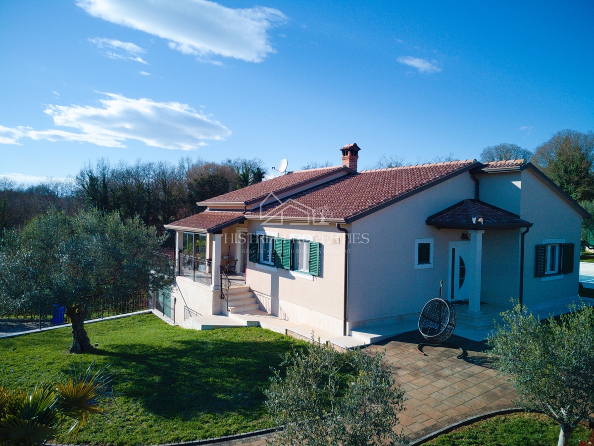 Idilična lokacija za popolne počitnice z ogrevanim bazenom in popolnoma opremljeno hišo na prostorni parceli