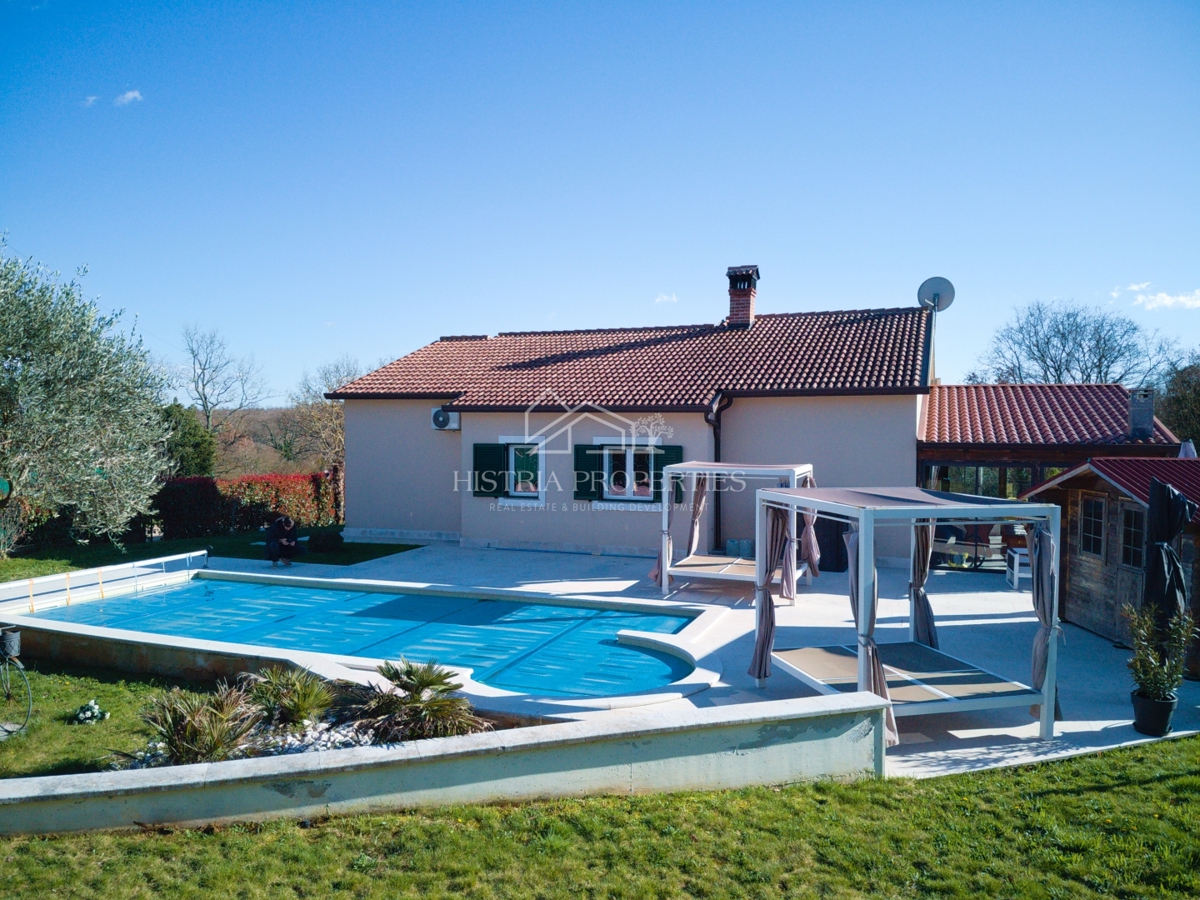 Idilična lokacija za popolne počitnice z ogrevanim bazenom in popolnoma opremljeno hišo na prostorni parceli
