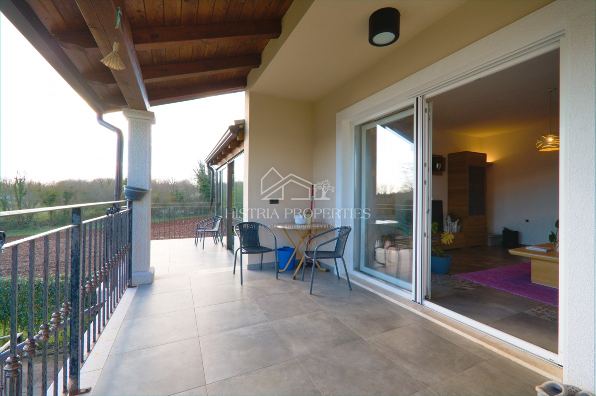 Idilična lokacija za popolne počitnice z ogrevanim bazenom in popolnoma opremljeno hišo na prostorni parceli