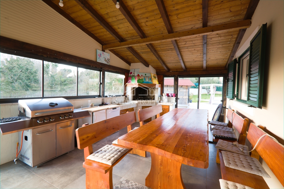 Idilična lokacija za popolne počitnice z ogrevanim bazenom in popolnoma opremljeno hišo na prostorni parceli