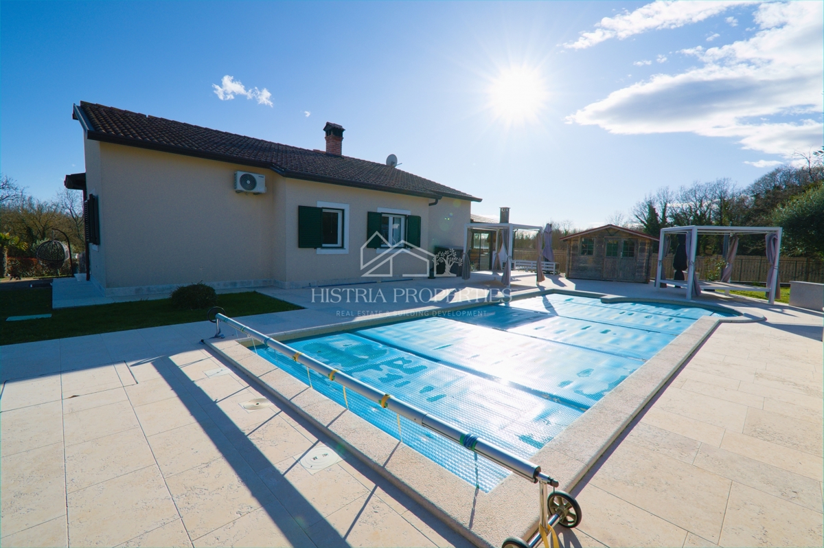 Idilična lokacija za popolne počitnice z ogrevanim bazenom in popolnoma opremljeno hišo na prostorni parceli