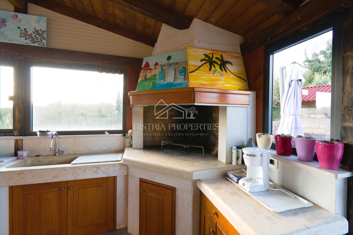 Idilična lokacija za popolne počitnice z ogrevanim bazenom in popolnoma opremljeno hišo na prostorni parceli