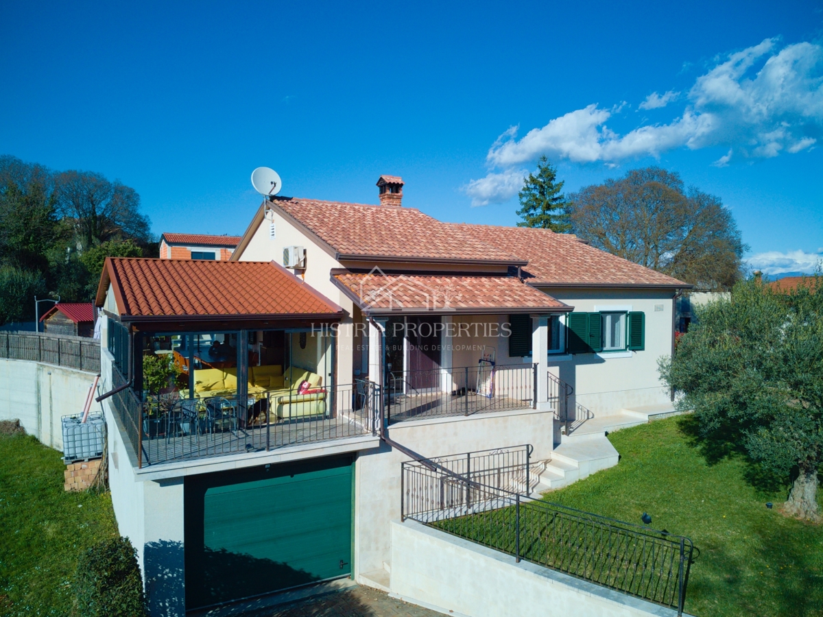 Idilična lokacija za popolne počitnice z ogrevanim bazenom in popolnoma opremljeno hišo na prostorni parceli