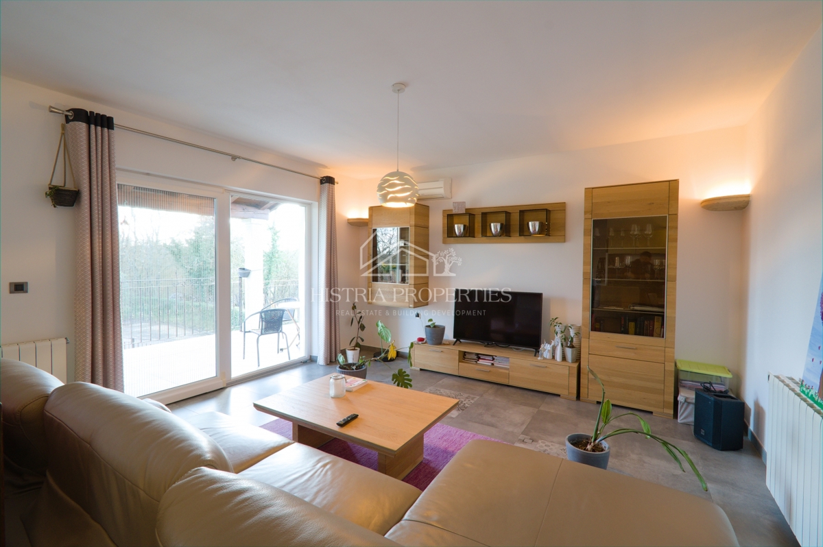 Idilična lokacija za popolne počitnice z ogrevanim bazenom in popolnoma opremljeno hišo na prostorni parceli