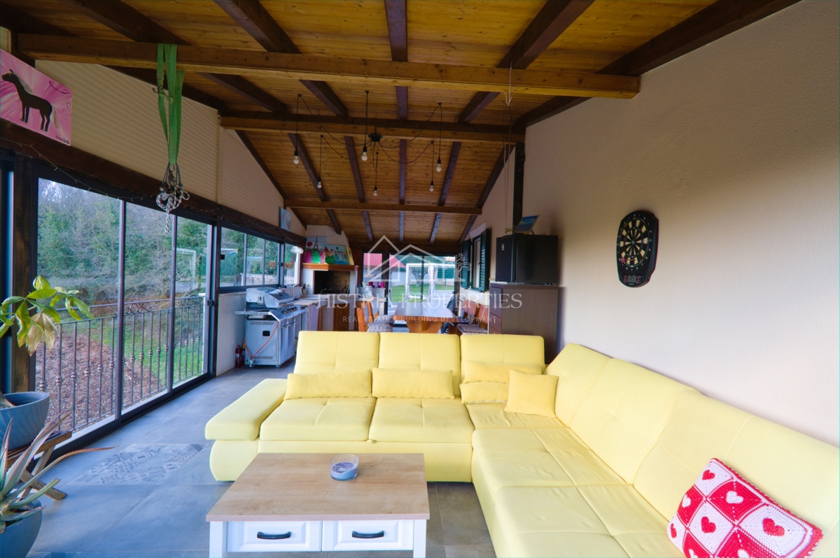 Idilična lokacija za popolne počitnice z ogrevanim bazenom in popolnoma opremljeno hišo na prostorni parceli