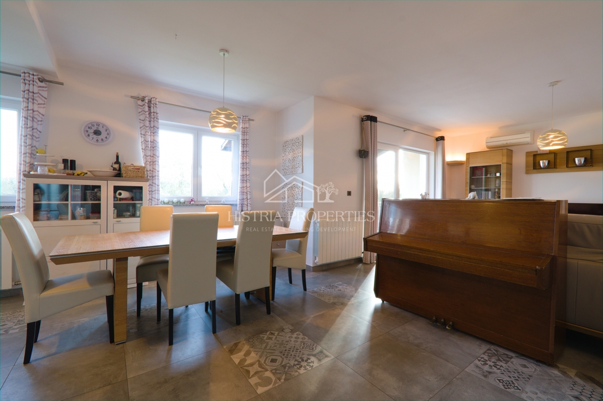 Idilična lokacija za popolne počitnice z ogrevanim bazenom in popolnoma opremljeno hišo na prostorni parceli