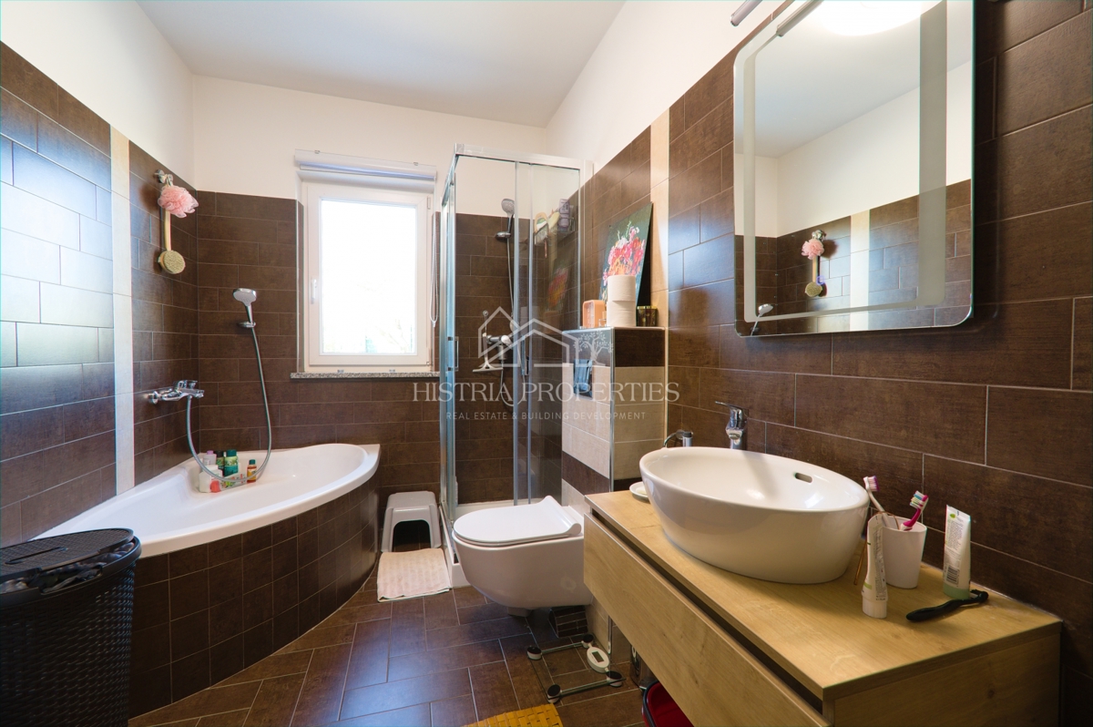 Idilična lokacija za popolne počitnice z ogrevanim bazenom in popolnoma opremljeno hišo na prostorni parceli