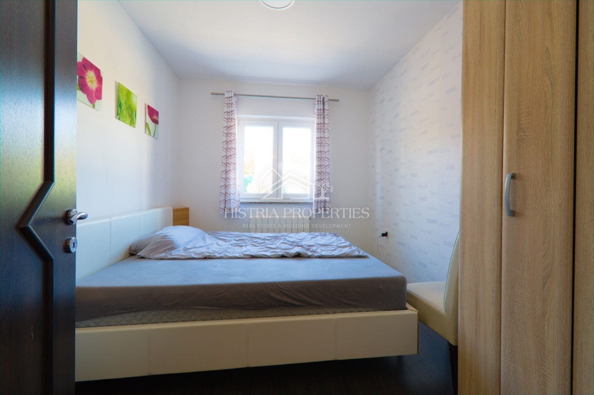 Idilična lokacija za popolne počitnice z ogrevanim bazenom in popolnoma opremljeno hišo na prostorni parceli