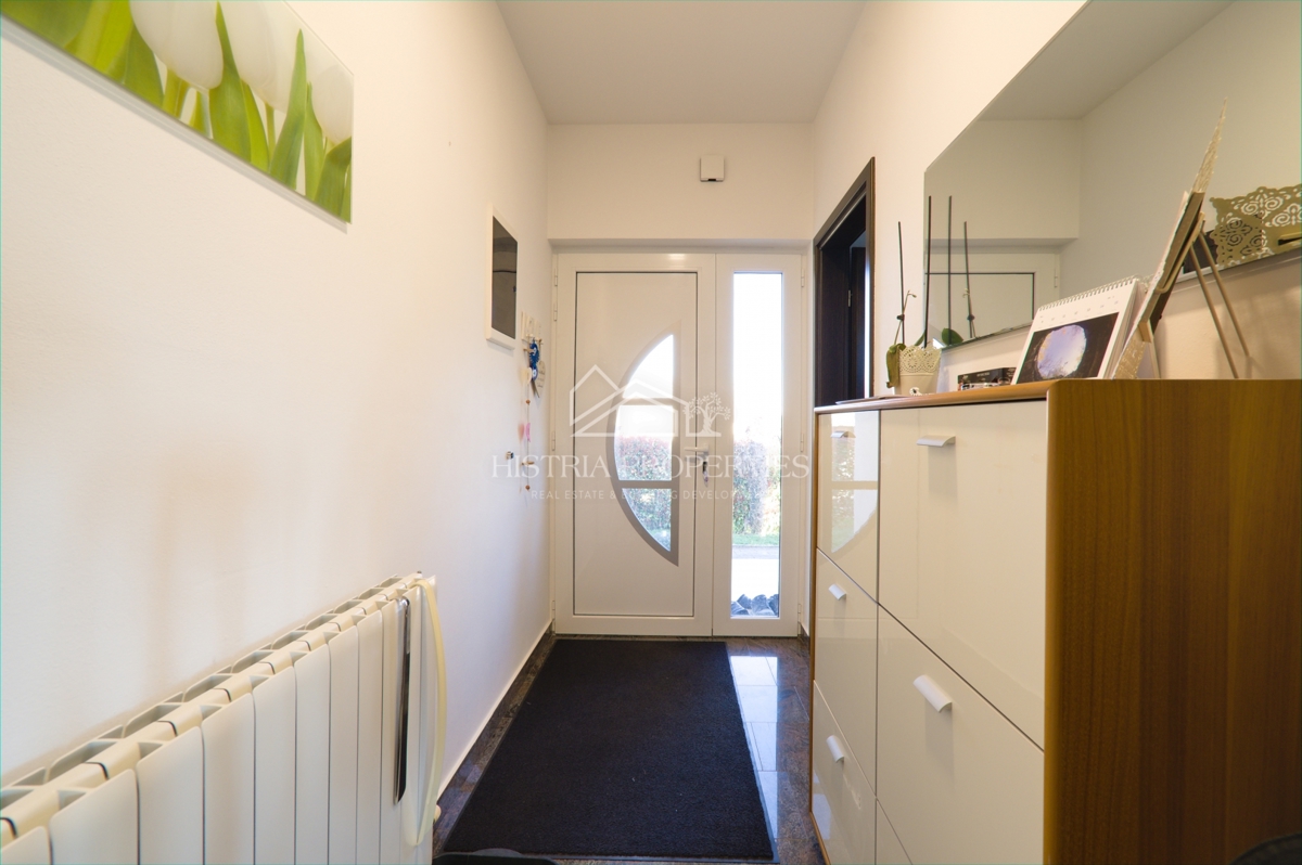 Idilična lokacija za popolne počitnice z ogrevanim bazenom in popolnoma opremljeno hišo na prostorni parceli