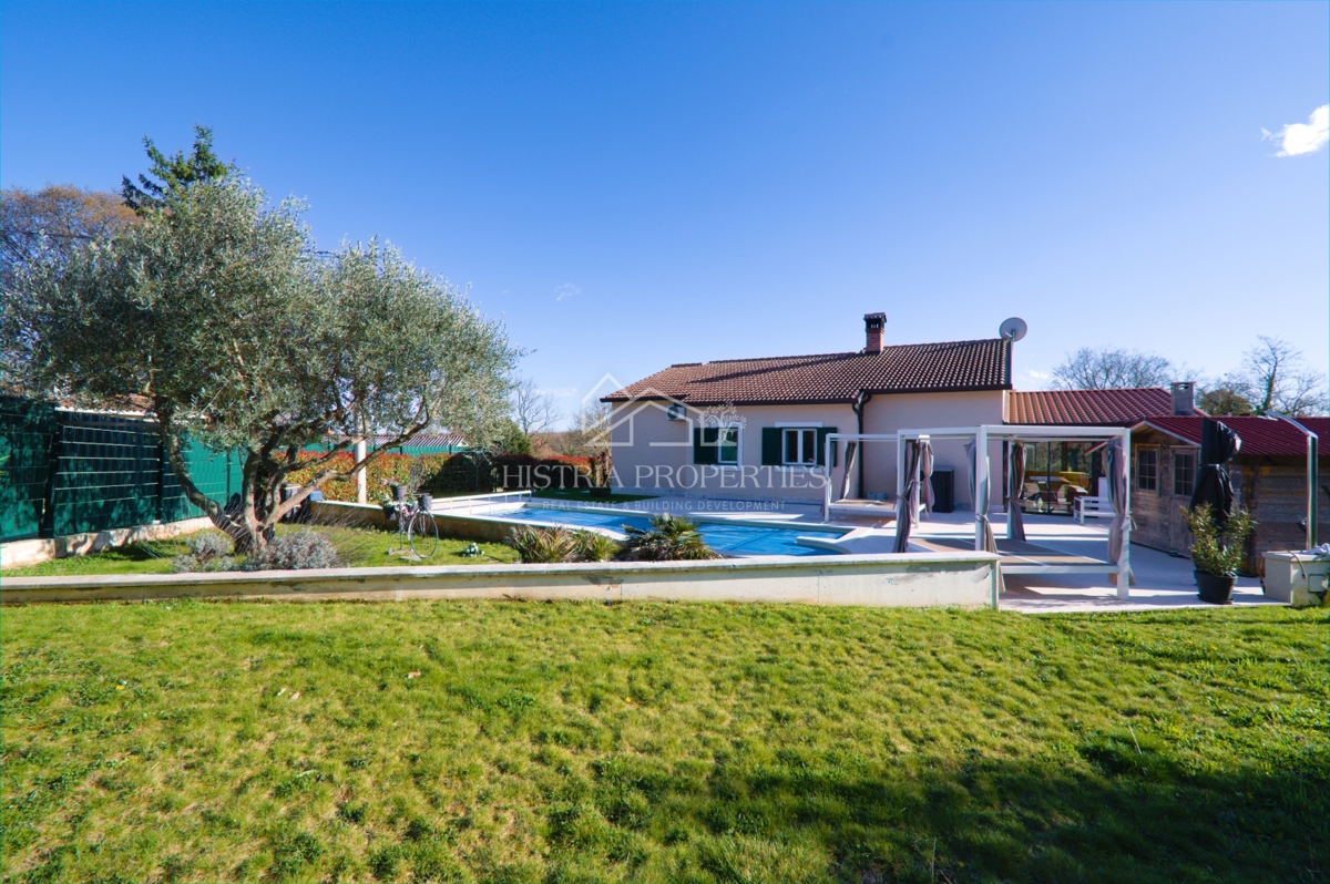 Idilična lokacija za popolne počitnice z ogrevanim bazenom in popolnoma opremljeno hišo na prostorni parceli