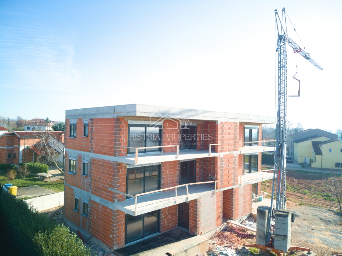 Prostoren 400m2 vrt in kakovostno stanovanje v novogradnji s čudovitim razgledom