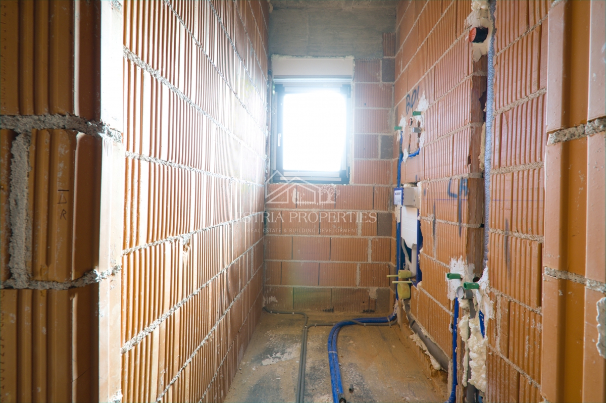 Prostoren 400m2 vrt in kakovostno stanovanje v novogradnji s čudovitim razgledom