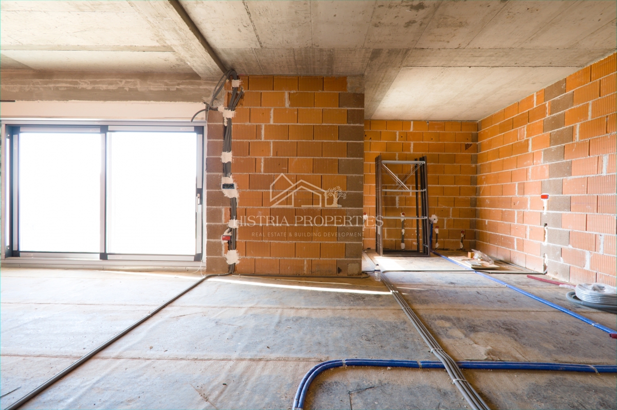 Prostoren 400m2 vrt in kakovostno stanovanje v novogradnji s čudovitim razgledom