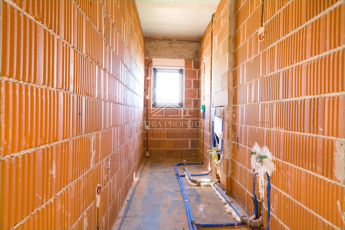 Prostoren 400m2 vrt in kakovostno stanovanje v novogradnji s čudovitim razgledom