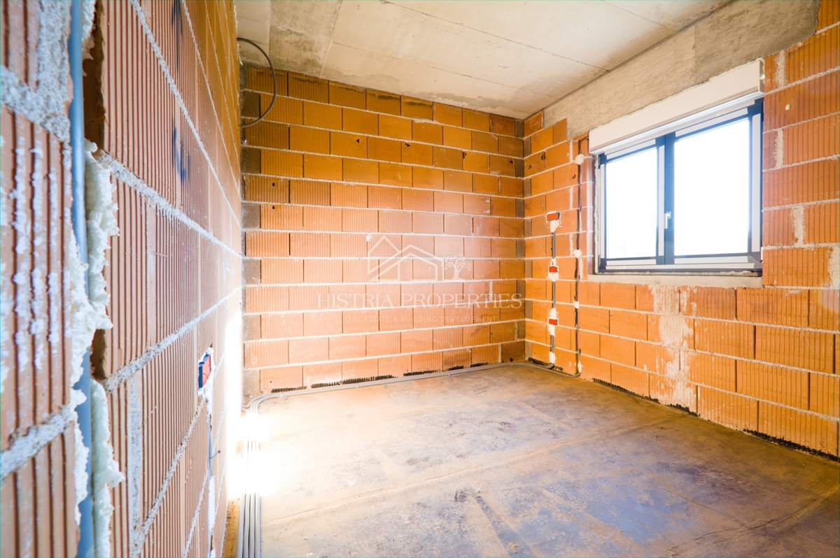 Prostoren 400m2 vrt in kakovostno stanovanje v novogradnji s čudovitim razgledom