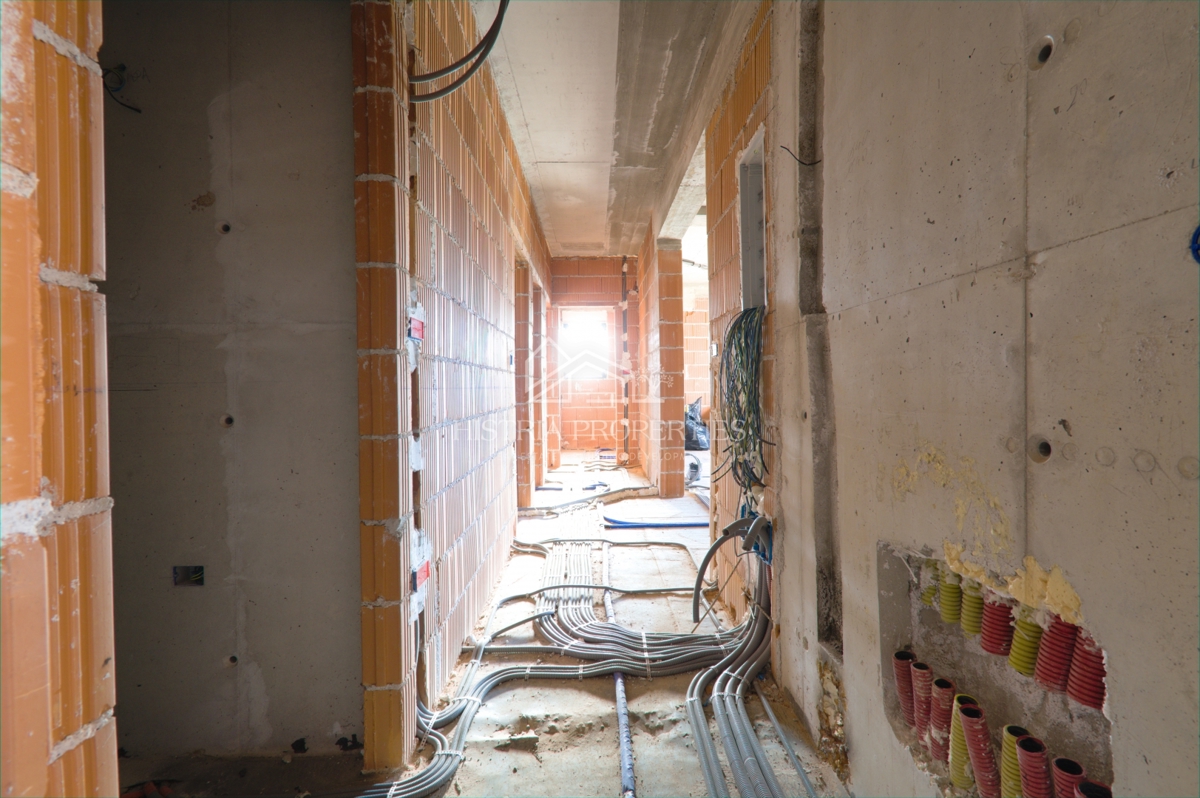 Prostoren 400m2 vrt in kakovostno stanovanje v novogradnji s čudovitim razgledom