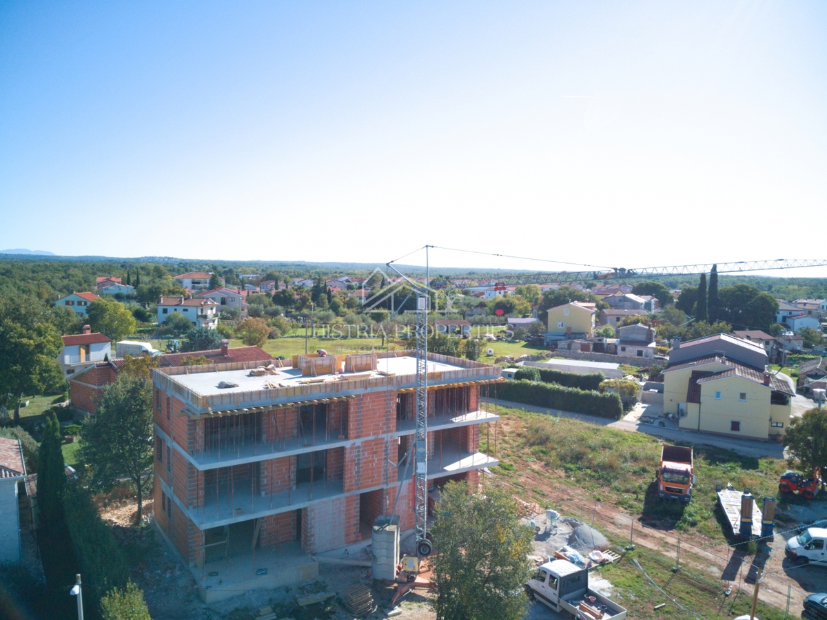 Prostoren 400m2 vrt in kakovostno stanovanje v novogradnji s čudovitim razgledom