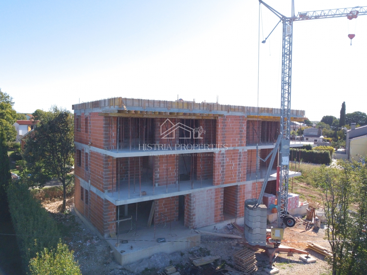 Prostoren 400m2 vrt in kakovostno stanovanje v novogradnji s čudovitim razgledom